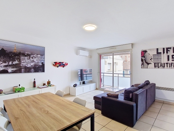 Appartement T3 lumineux de 66 m&sup2; Carrez (69 m&sup2; au sol) avec terrasse &mdash; Vue d&eacute;gag&eacute;e &ndash; Proche commodit&eacute;s