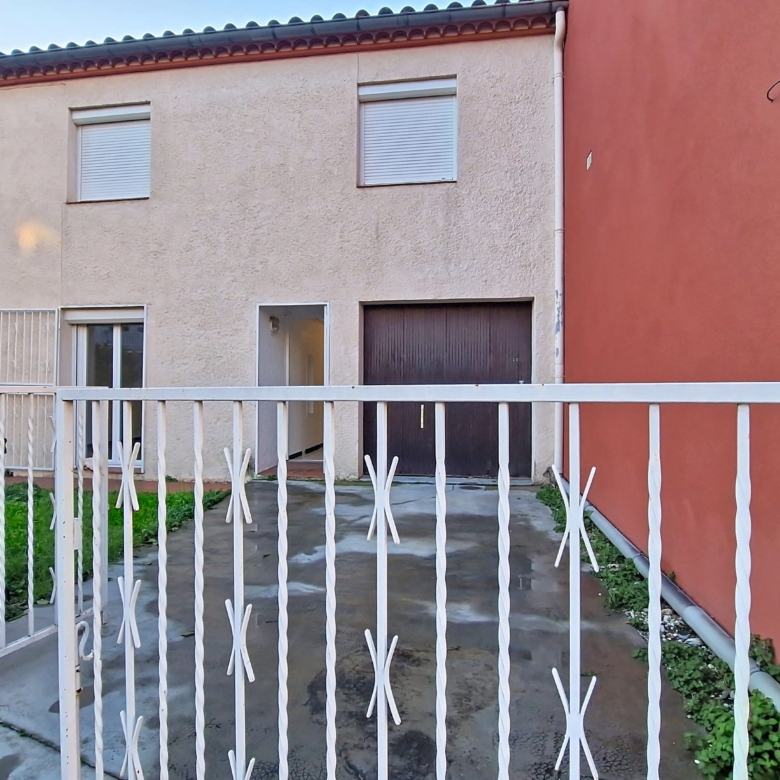 Maison Traditionnelle avec Jardin et Terrasse